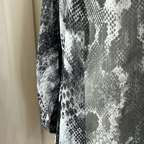Express Gray Sheer Snakeskin Patterned Long Sleeve Batwing Blouse M - Picture 3 of 7